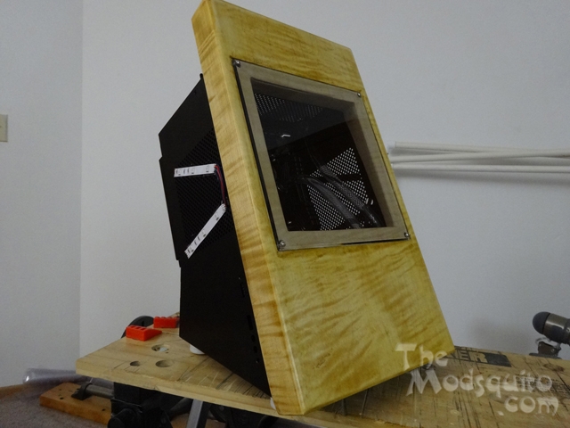 Dancing_Iridescence_Mosquito_Mods_Lian_Li_PC_Q30_Wood_Ground_Metal_DSC01479-W640.JPG
