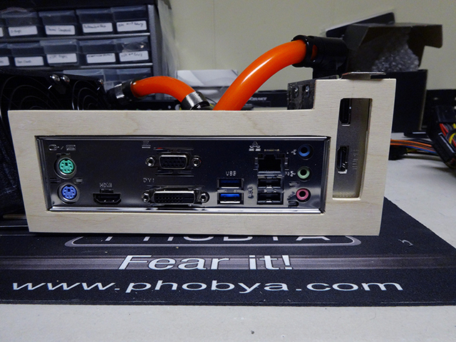 Mini_Watercooled_HTPC_modsquito_wood_scratch_build_DSC02172-W640.JPG