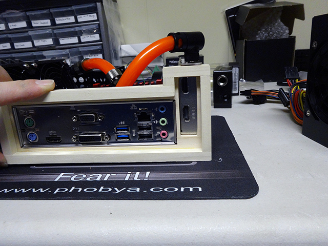 Mini_Watercooled_HTPC_modsquito_wood_scratch_build_DSC02178-W640.JPG