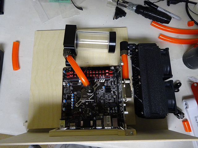 Mini_Watercooled_HTPC_modsquito_wood_scratch_build_DSC02246-W640.JPG