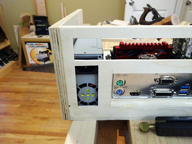 Mini_Watercooled_HTPC_modsquito_wood_scratch_build_DSC02376-W640.JPG