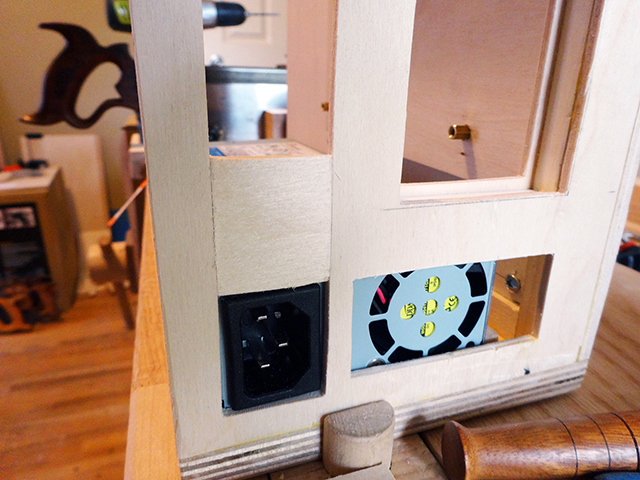 Mini_Watercooled_HTPC_modsquito_wood_scratch_build_DSC02384-W640.JPG