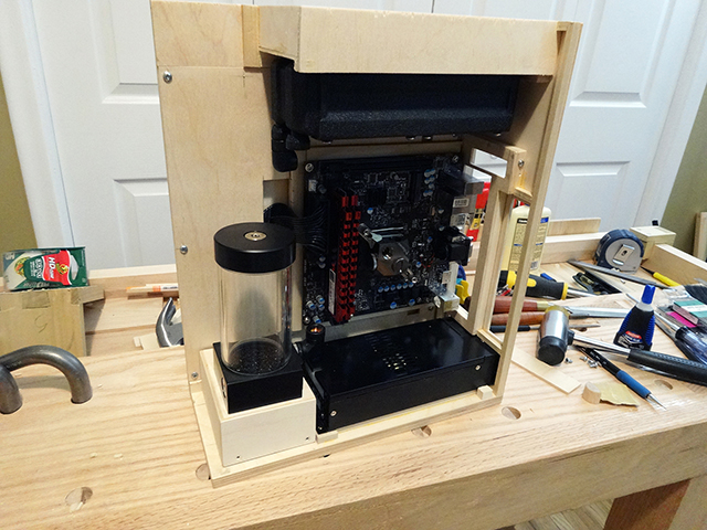 Mini_Watercooled_HTPC_modsquito_wood_scratch_build_DSC02449-W640.JPG
