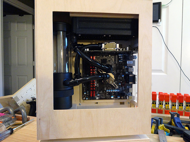 Mini_Watercooled_HTPC_modsquito_wood_scratch_build_DSC02495-W640.JPG