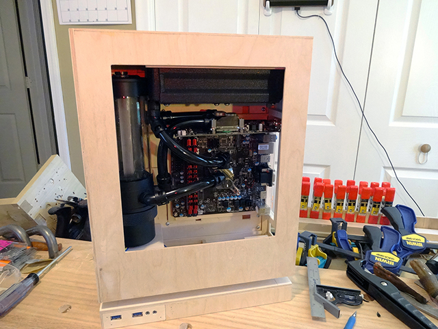 Mini_Watercooled_HTPC_modsquito_wood_scratch_build_DSC02496-W640.JPG