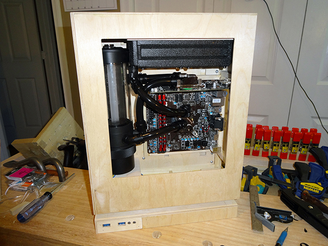 Mini_Watercooled_HTPC_modsquito_wood_scratch_build_DSC02497-W640.JPG
