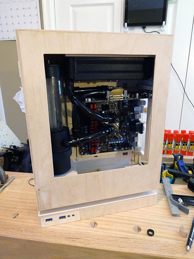Mini_Watercooled_HTPC_modsquito_wood_scratch_build_DSC02498-W640.JPG