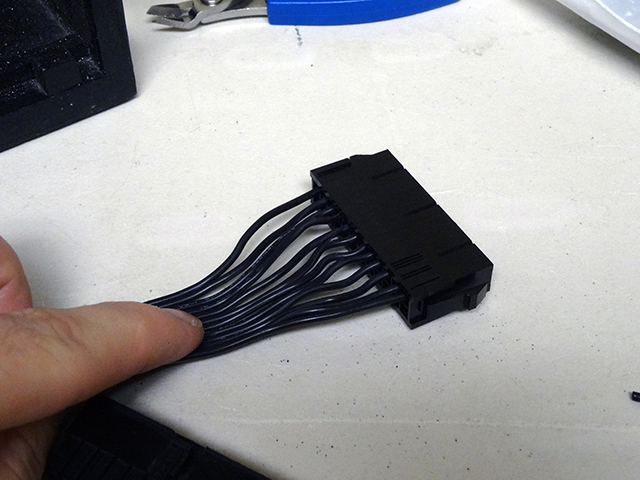 Mini_Watercooled_HTPC_modsquito_wood_scratch_build_DSC02569-W640.JPG