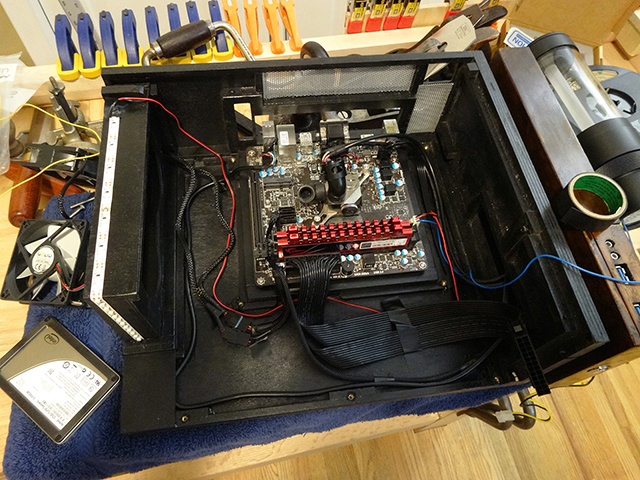 Mini_Watercooled_HTPC_modsquito_wood_scratch_build_DSC02668-W640.JPG