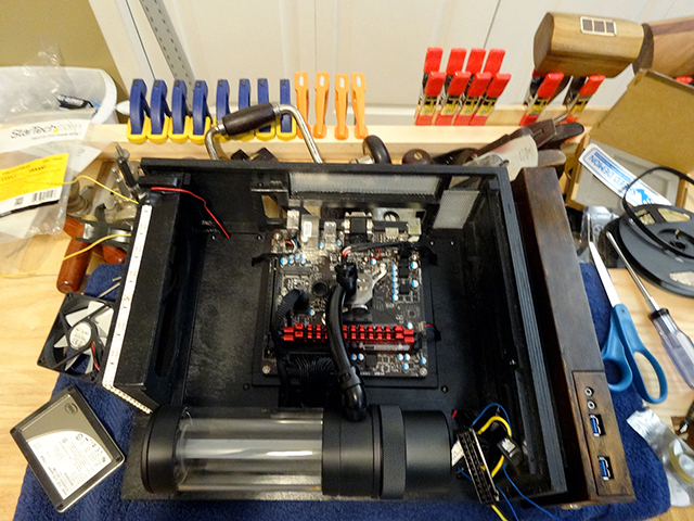 Mini_Watercooled_HTPC_modsquito_wood_scratch_build_DSC02669-W640.JPG