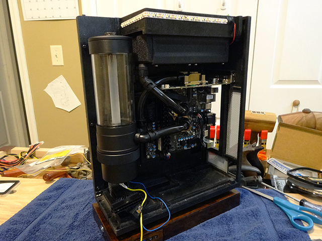 Mini_Watercooled_HTPC_modsquito_wood_scratch_build_DSC02671-W640.JPG