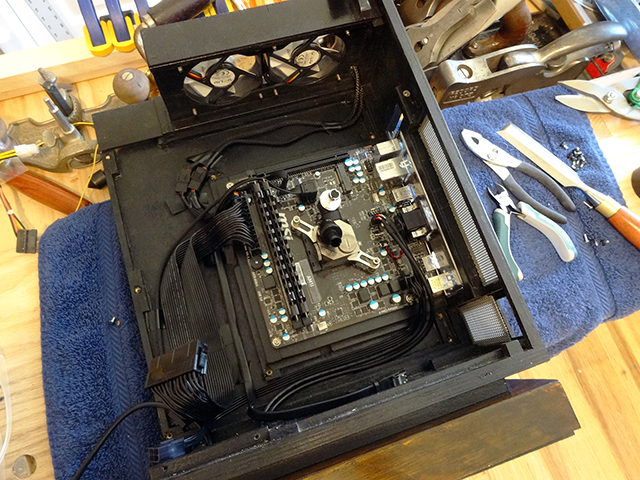 Mini_Watercooled_HTPC_modsquito_wood_scratch_build_DSC02801-W640.JPG
